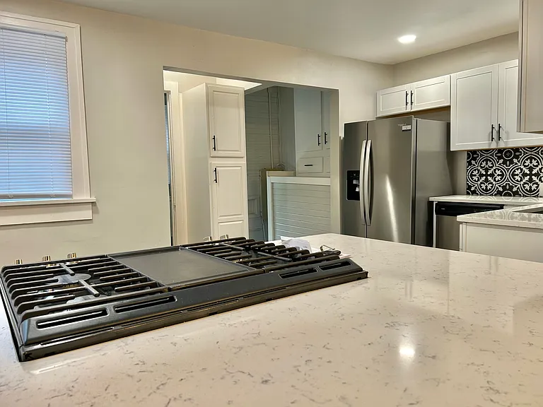 1015 W Franklin Ave — Photo 15