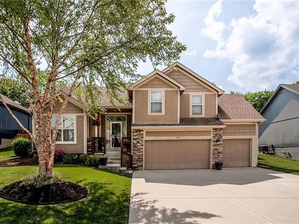 604 Horseshoe Ln, Smithville, MO 64089