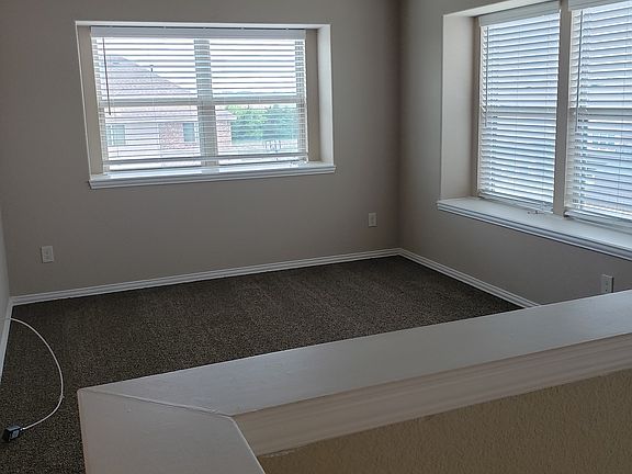 5th image of 1113 Surrey Dr