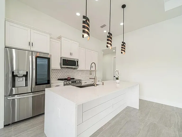 1005 NE 13th Pl — Photo 5