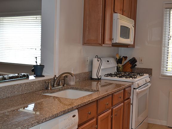 5th image of 56 Lawrence Dr APT B