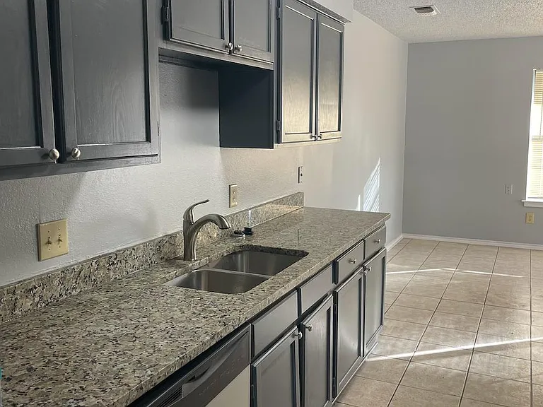512 Tarragon Ln — Photo 8