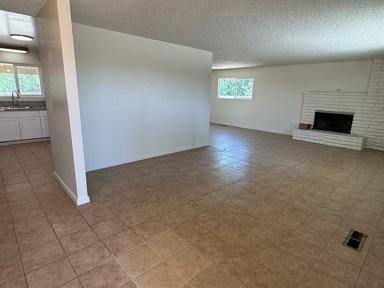 4504 E Clayton Ave — Photo 8