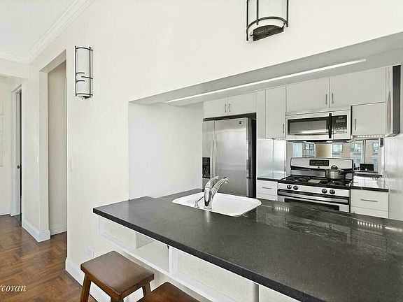 4th image of 250 E 54th St APT 31C