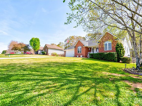 3rd image of 123 Creekside Dr