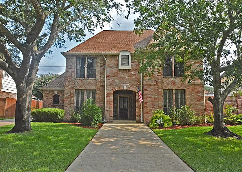 GORGEOUS, WELL MAINTAINED, AND UPDATED EXECUTIVE HOME WITH SALT WATER POOL! BEAUTIFULLY LANSCAPED WI