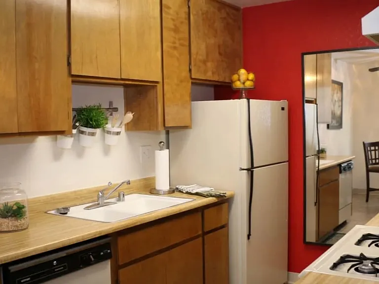 Oak Park Apartments — Photo 6