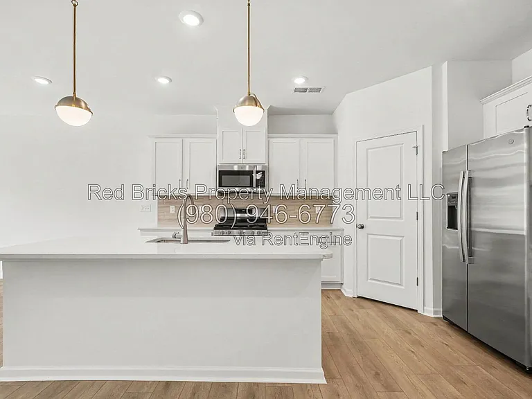 826 Earhart St NW — Photo 9
