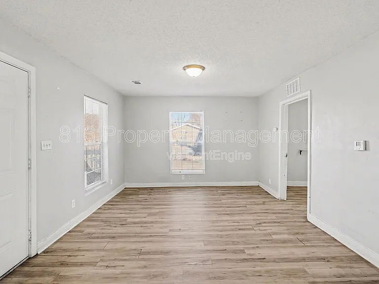 7237 Wabash Ave — Photo 2