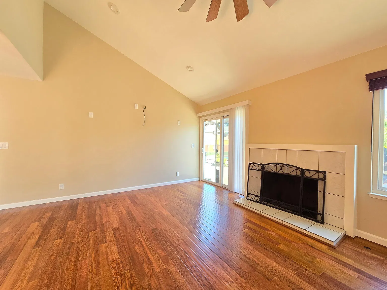 3 bed, 2.5 bath, 2309 sqft, $4,200 — Photo 2