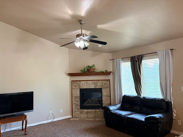 574 E 200 N — Photo 13
