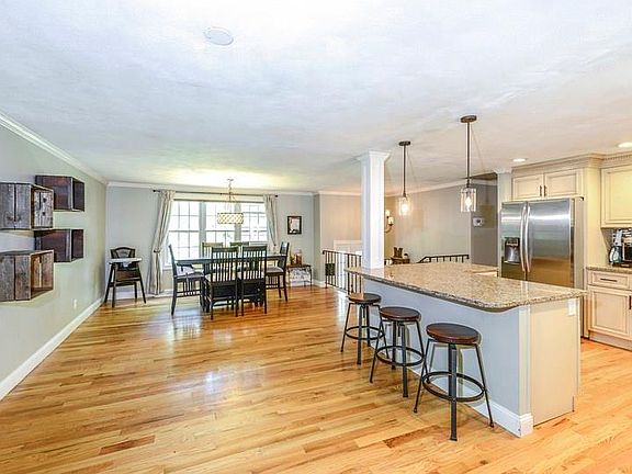 5th image of 10 Winsor Ave
