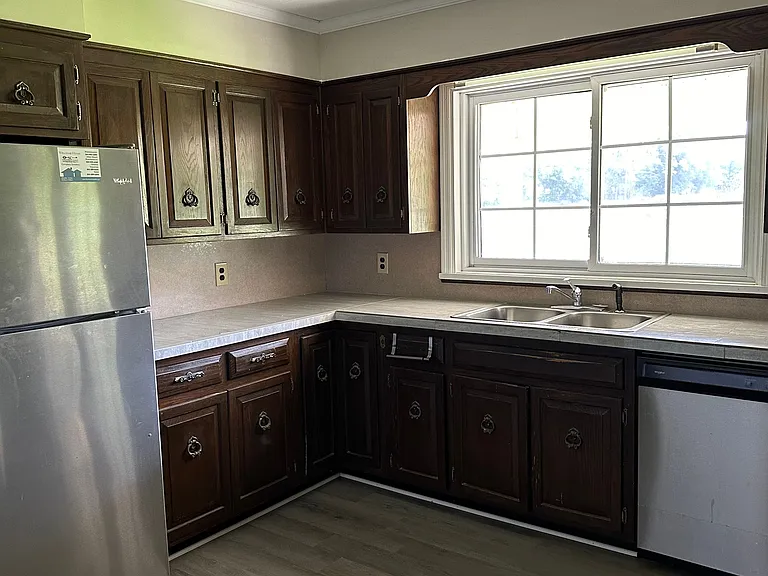 985 Pineland Ave — Photo 2