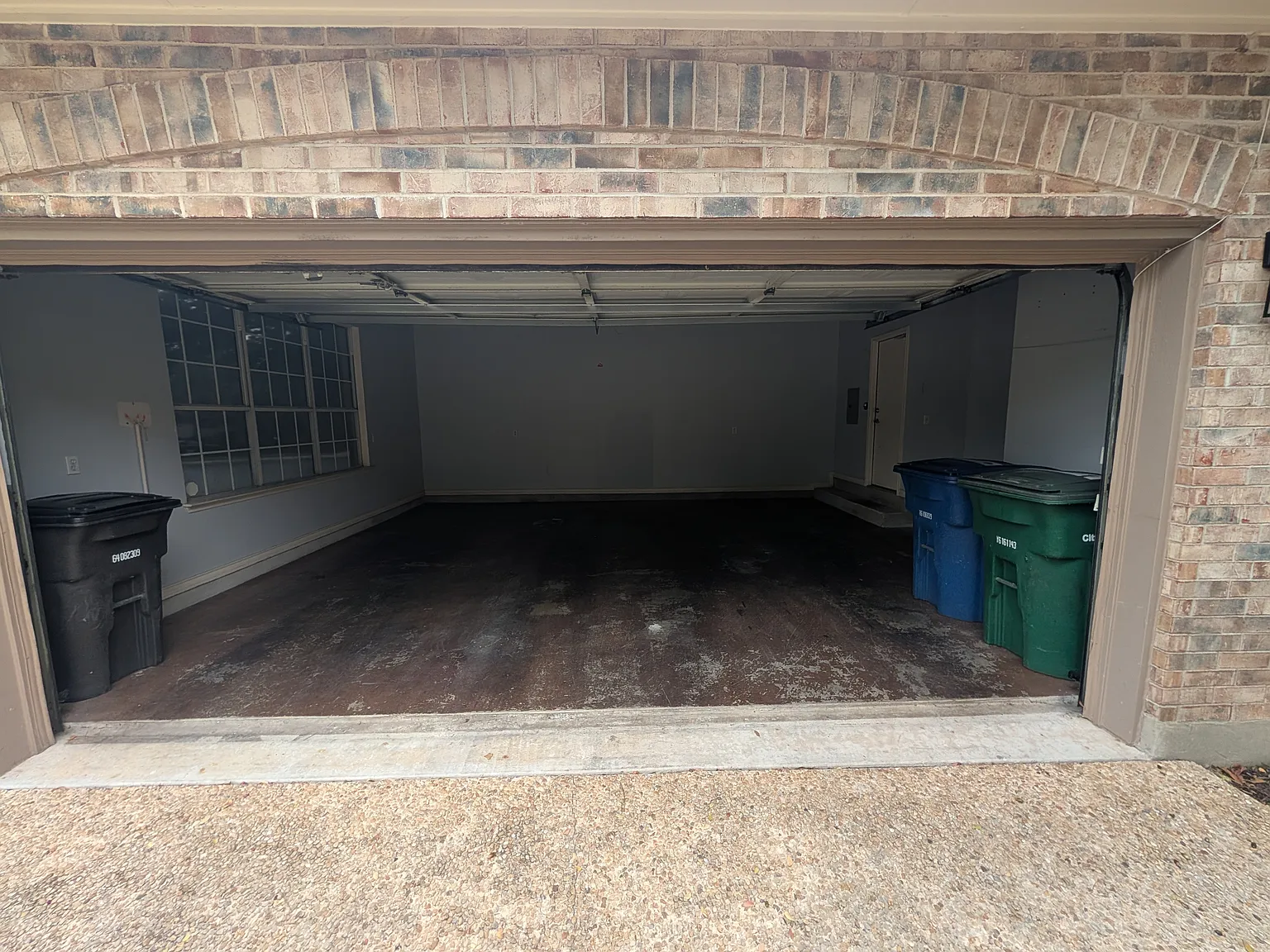 4 bed, 2.5 bath, 2912 sqft, $3,000 — Photo 2
