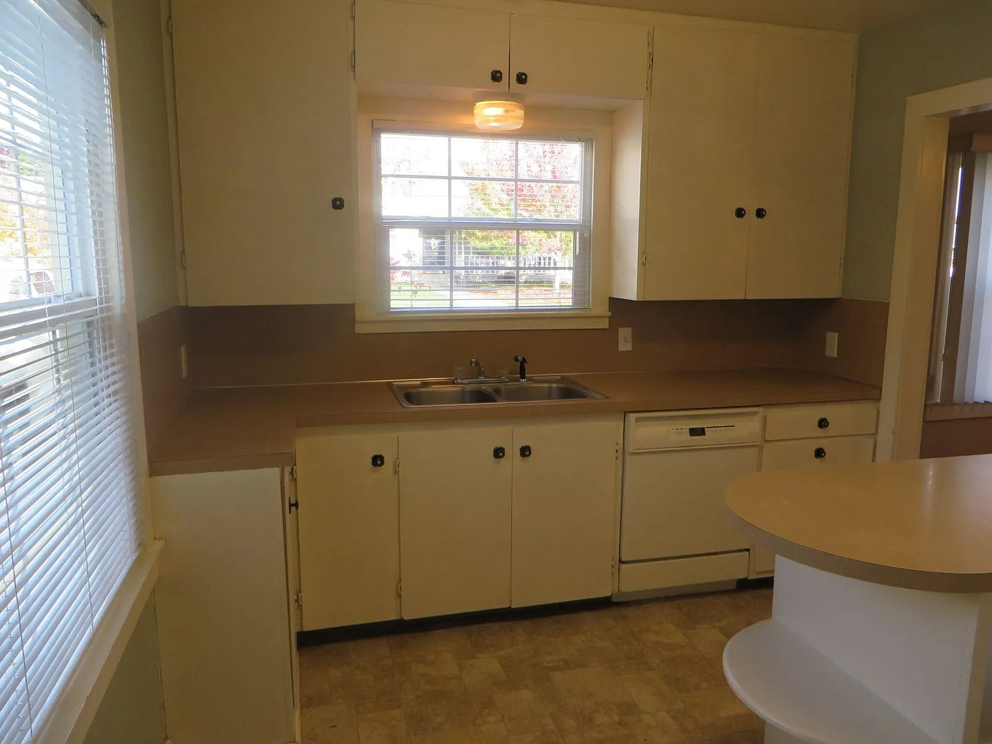 Great Hucrest Home with Hardwood Floors & a Fireplace! — Photo 2
