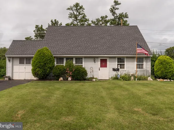 77 Cardinal Rd, Levittown, PA 19057
