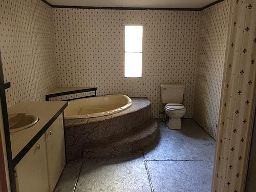 4th image of 229 Drakes Ln