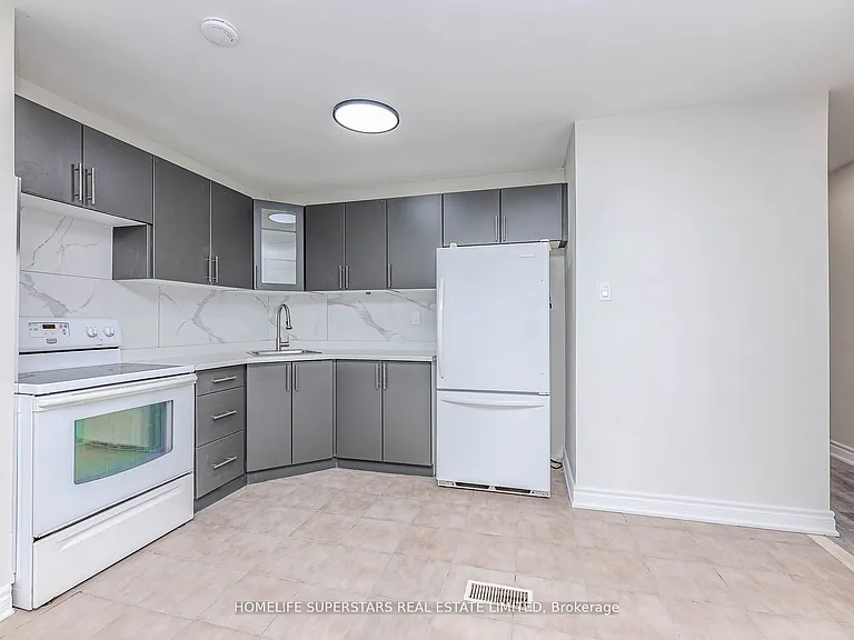 1164 The Queensway #A — Photo 6