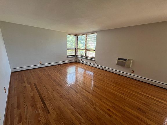 3rd image of 2500 Blaisdell Ave APT 211