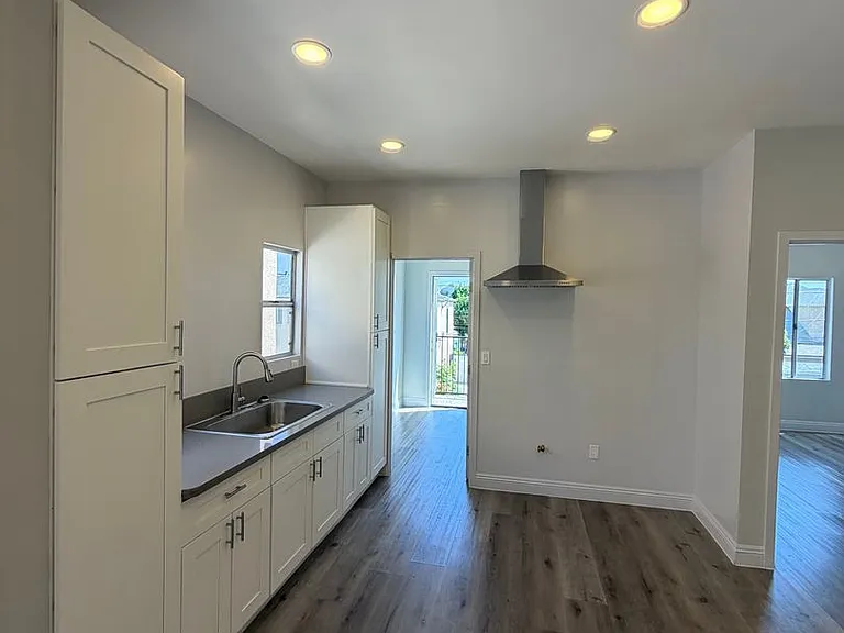 1044 W 42nd Pl — Photo 14