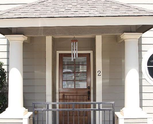 Front Elevation/Parking directly in front!