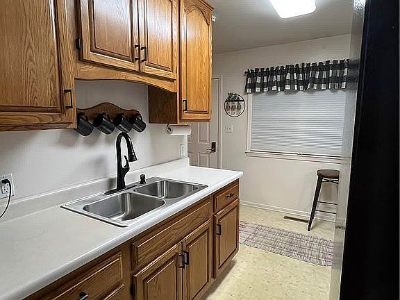 4th image of 909 E Erskine St