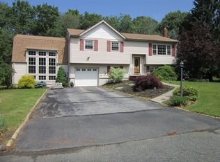 22 Windsor Dr, Oak Ridge, NJ 07438