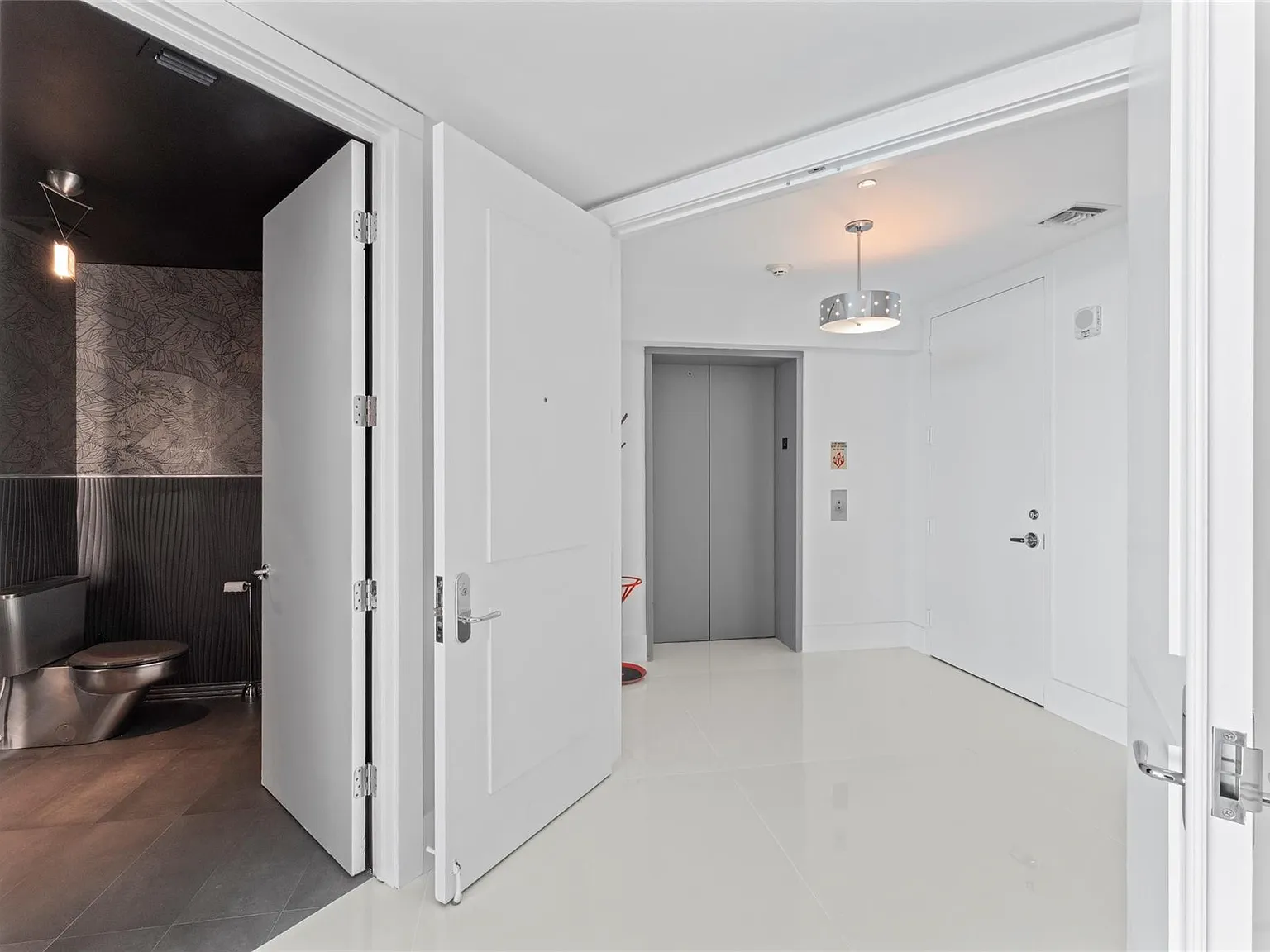3 bed, 4.5 bath, 3640 sqft, $28,000 — Photo 3