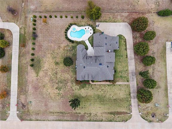 2nd image of 2702 Mary Ct