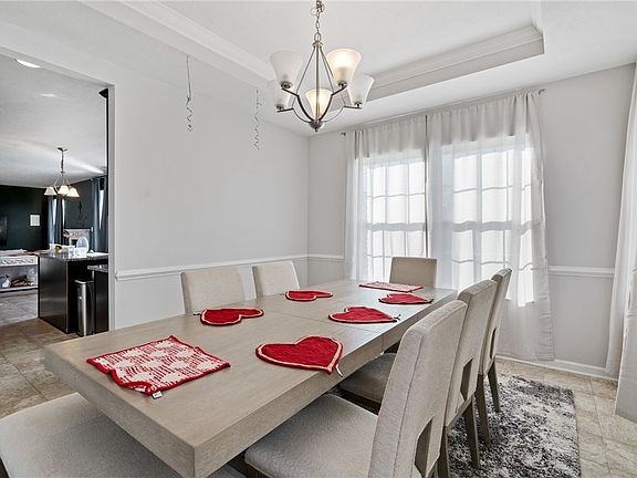 5th image of 224 Foxwood Rd