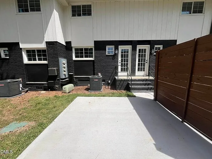 708 Hawes Ct — Photo 16