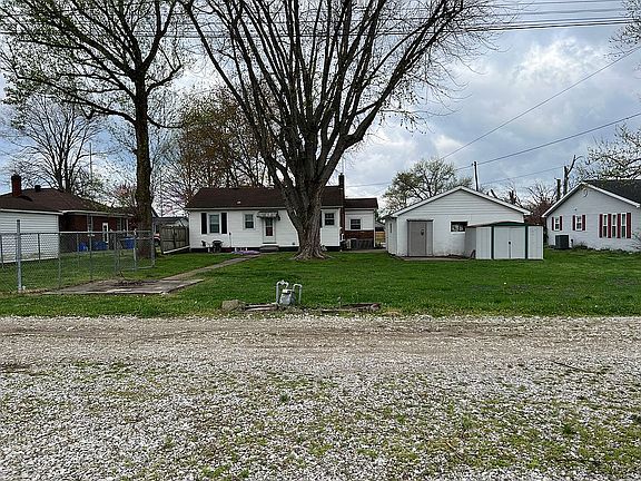 Storage bldg behind garage