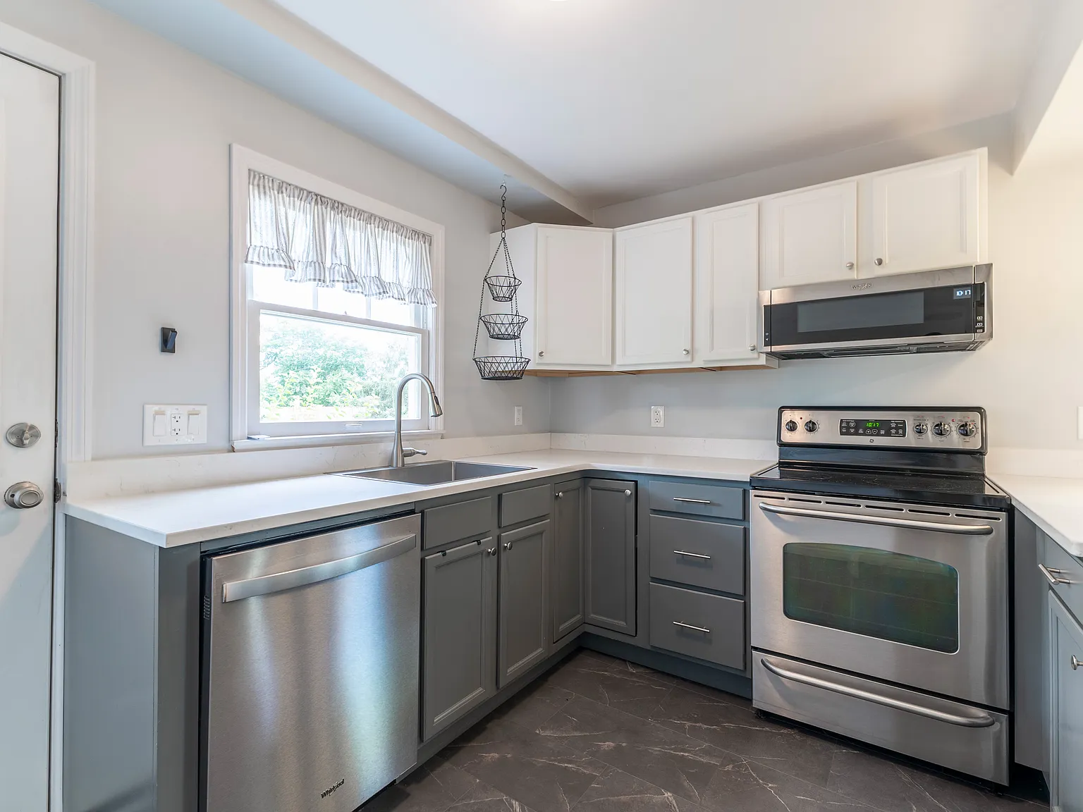 2 bed, 873 sqft, $2,200 — Photo 1