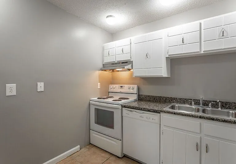 2414 Lyndon Ave — Photo 2