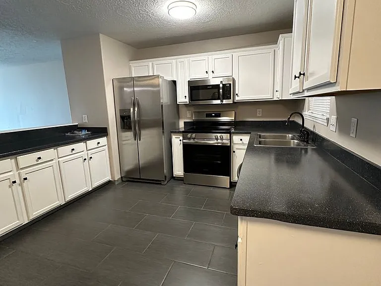 3327 Rockingham Ct NE — Photo 6