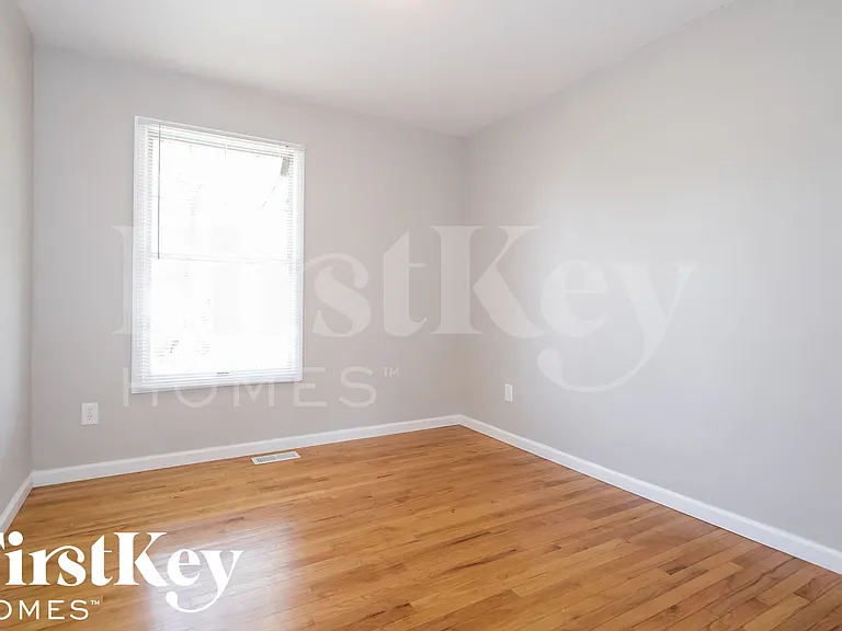 11321 Amboy Ln — Photo 11