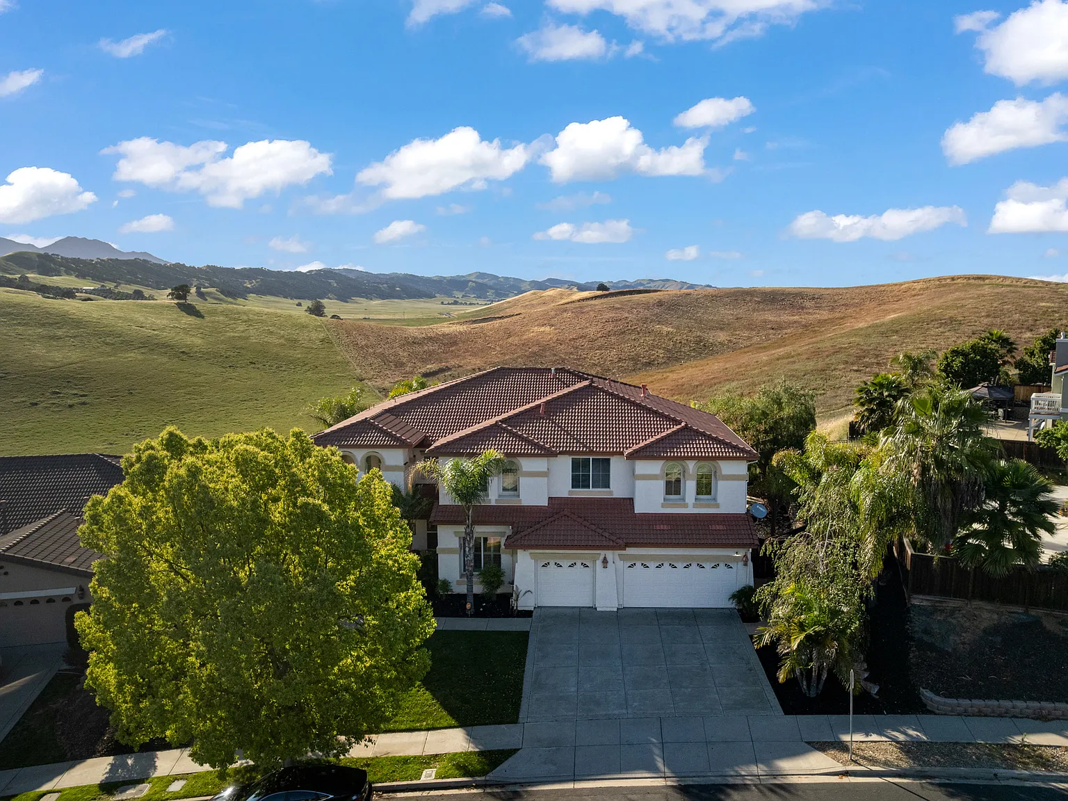 5 bed, 4843 sqft, $5,100 — Photo 2
