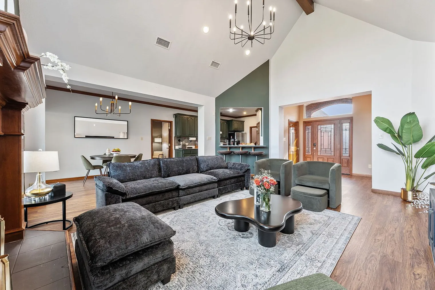 5 bed, 2.0 bath, 2389 sqft, $13,741 — Photo 1