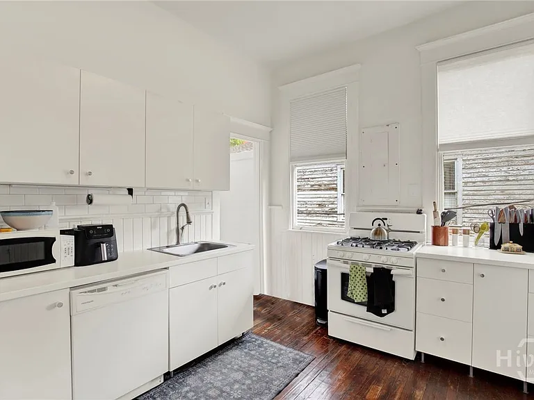 114 W Waldburg St — Photo 12