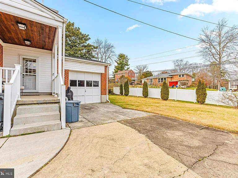 114 E Aylesbury Rd — Photo 47