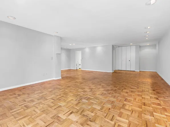 301 East 48th Street image 3 of 17