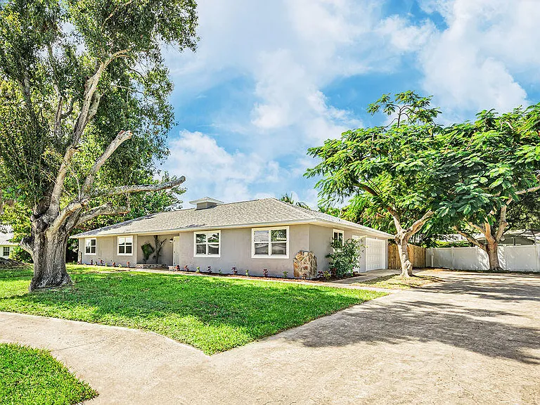 300 Riomar Dr — Photo 2