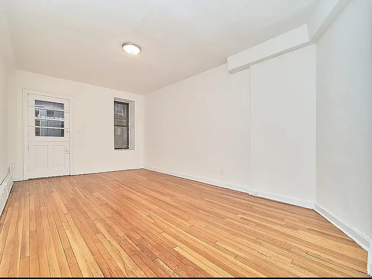 353 W 44th St #MCC — Photo 2