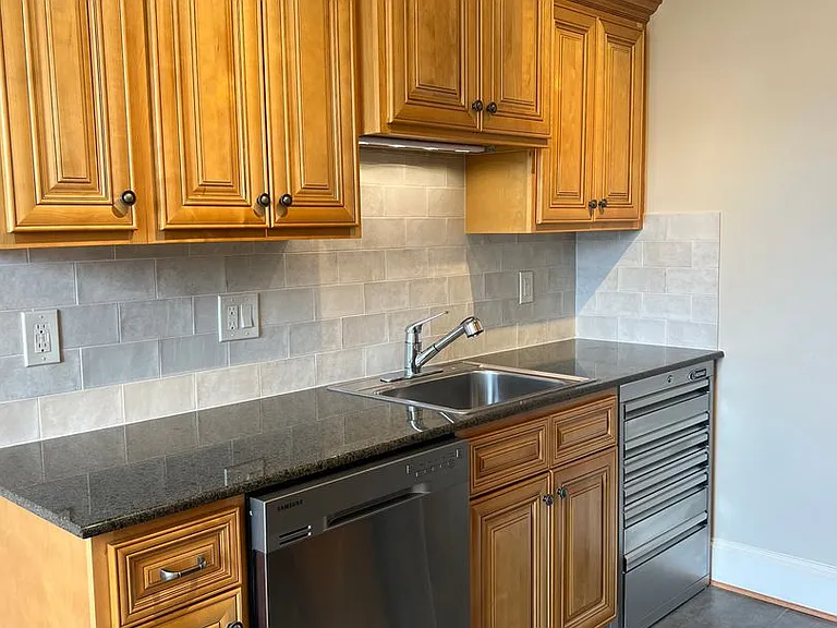 Mayflower Apartments — Photo 34