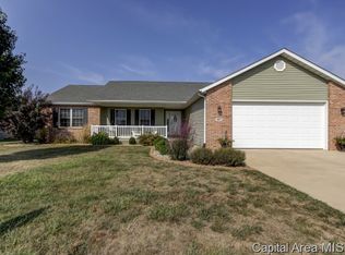 607 Willows Ave, Chatham, IL 62629