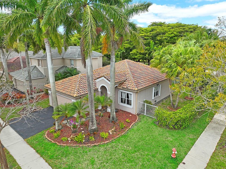 1st image of 925 Bluewood Ter