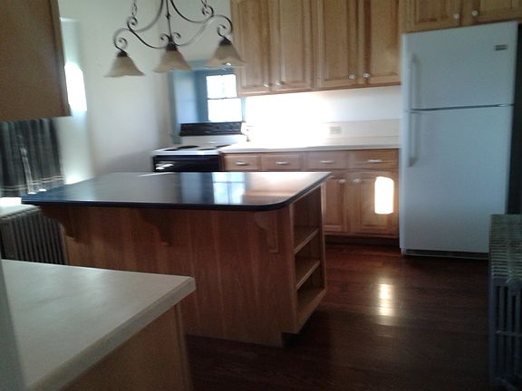 Kitchen w/Quartz Island