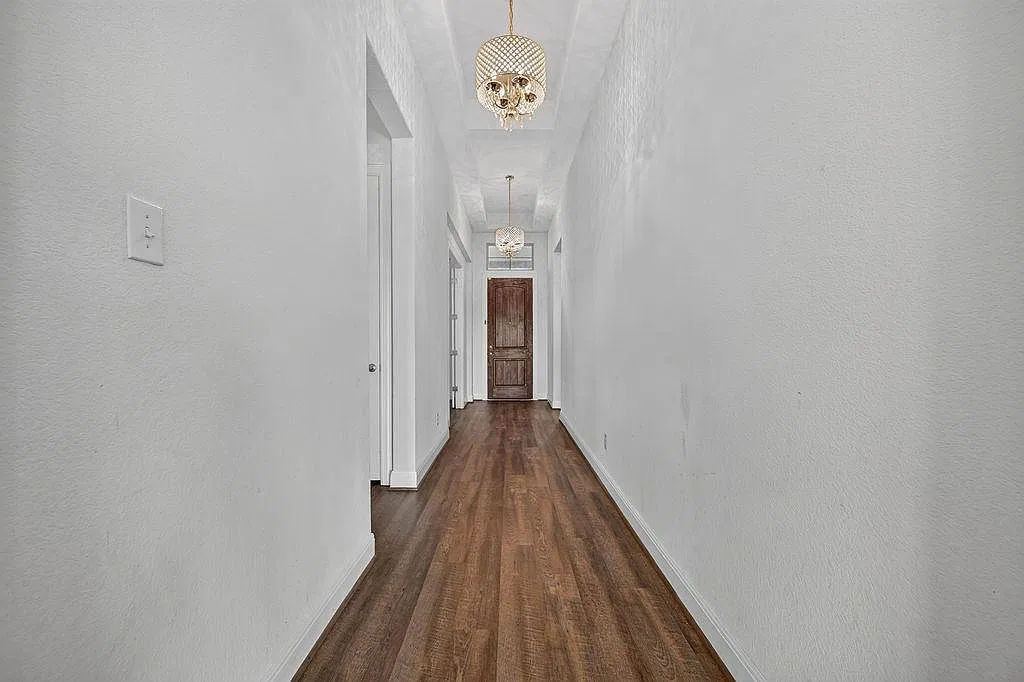 3 bed, 2.0 bath, 2484 sqft, $2,675 — Photo 3