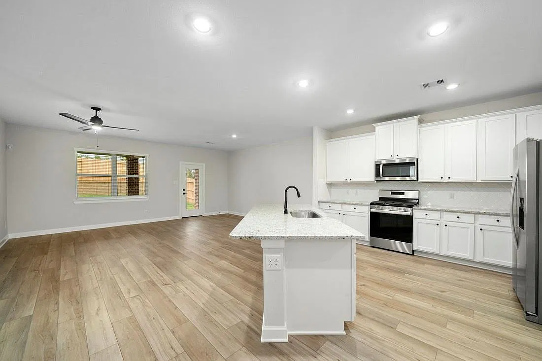 3 bed, 2.0 bath, 1631 sqft, $2,600 — Photo 3