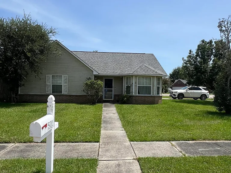 501 Woodward Dr — Photo 3